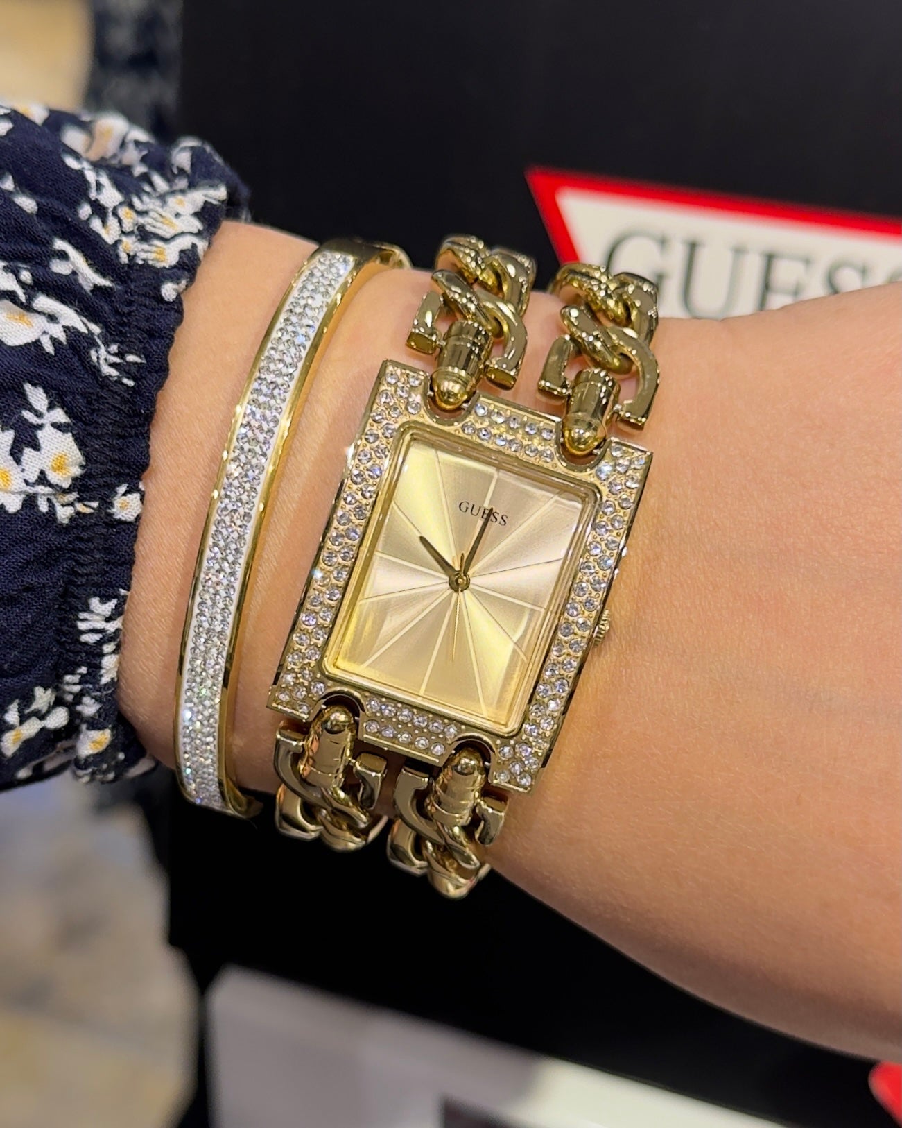 Montre GUESS Heavy pour femme W0072L1